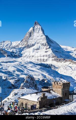 Zermatt, Suisse - 31 décembre 2014 - touristes à la gare de Gornergrat avec vue dégagée sur Matterhorn. C'est un point de départ du ski s. Banque D'Images