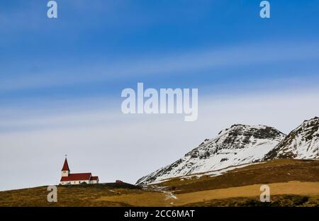 Vik Eglise sur colline en hiver par jour ensoleillé avec ciel bleu, Islande Banque D'Images