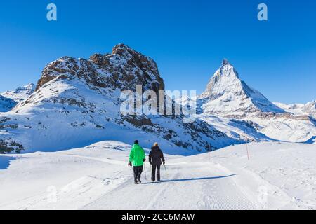 Zermatt, Suisse - 31 décembre 2014 - couple Senior faisant des randonnées d'hiver près de Matterhorn, Zermatt, Suisse Banque D'Images