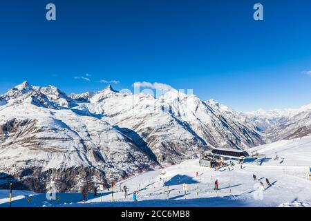 Zermatt, Suisse - 31 décembre 2014 - beaucoup de skieurs s'amusent dans la zone idéale pour les sports d'hiver - les pistes sous les pieds de Matterhorn. PH Banque D'Images