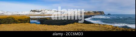 Panorama de Dyrhólaey ou Cape Portland plage de lave noire et piles de mer en hiver le jour ensoleillé, Islande Banque D'Images