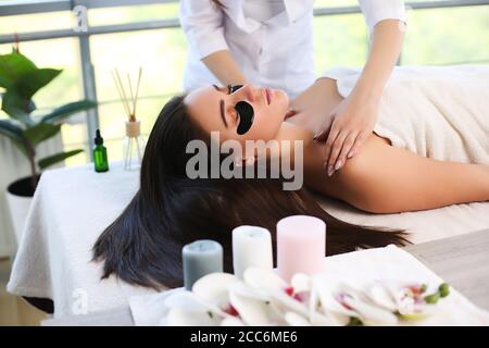 Belle jeune femme se détendant lors d'un massage thaïlandais traditionnel au spa et centre de bien-être Banque D'Images