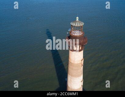 Vue aérienne rapprochée du phare de Morris Island près de Charleston, en Caroline du Sud. Banque D'Images