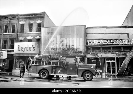 Les pompiers pulvérisent de l'eau dans les magasins qui ont été brûlés lors d'émeutes qui ont suivi l'assassinat de Martin Luther King, Jr., Washington, D.C., États-Unis, Warren K. Leffler, 8 avril 1968 Banque D'Images