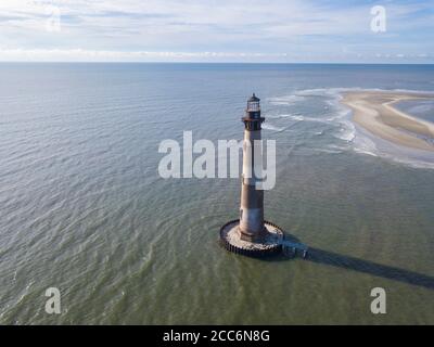 Vue aérienne du phare de Morris Island près de Folly Beach et Charleston, Caroline du Sud. Banque D'Images