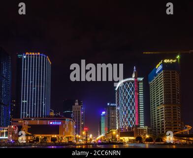 Chengdu, Chine - 14 août 2015 - vue nocturne de la place Tianfu et des gratte-ciels dans le centre-ville de Chengdu, province du Sichuan, Chine. Banque D'Images