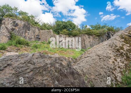 Vue panoramique sur les rochers en face d'un mur de rochers du Stenzelberg en juillet. Banque D'Images