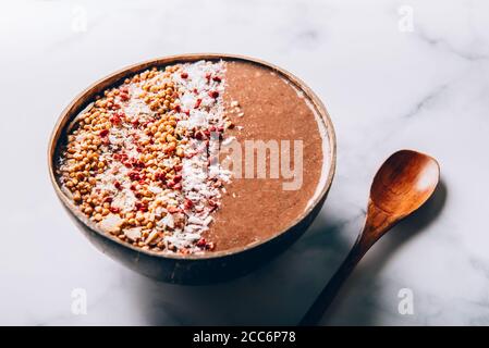 Smoothie au chocolat dans un bol à noix de coco Banque D'Images