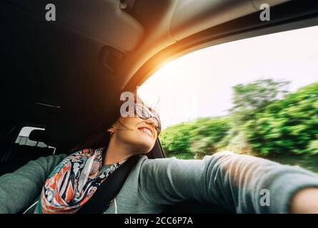 Femme aime avec vue de la fenêtre de voiture en voyageant par auto Banque D'Images