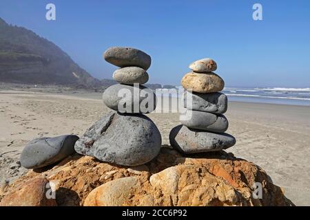 Les rochers empilés indiquent Elf Habitat, sur la plage de Stonefield, sur la côte Pacifique de l'Oregon, près de la ville de Florence, Oregon. Banque D'Images