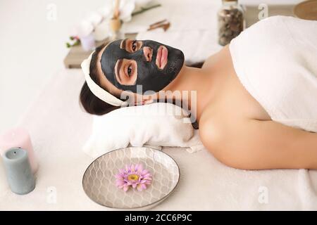 Belle jeune femme avec un masque du visage, des soins de spa Banque D'Images