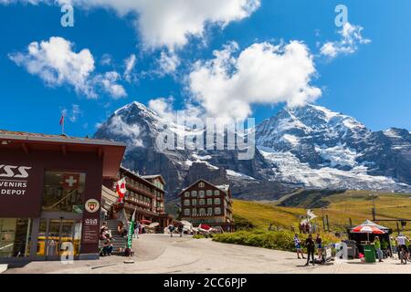 Kleine Scheidegg, Suisse - 22 août 2015 - touristes à la gare de Kleine Scheidegg, la gare de transfert de Jungfrau Railway à la f Banque D'Images