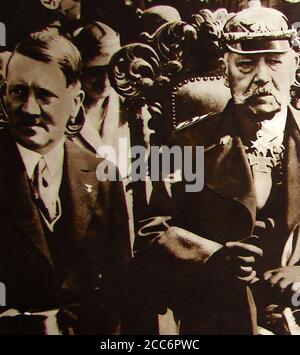 1933 Adolph Hitler et le président Hindenburg ensemble (Hindenburg meurt l'année suivante et Hitler prend ses fonctions. Paul Ludwig Hans Anton von Beneckendorff und von Hindenburg, plus simplement connu sous le nom de Paul von Hindenburg était l'homme d'État allemand qui a dirigé l'Armée impériale allemande en tant que général pendant la première Guerre mondiale. Il est devenu plus tard président de l'Allemagne (1925) jusqu'à sa mort pendant la République de Weimar quand Hitler a pris le pouvoir. C'est lui (sous pression) qui a nommé Hitler Chancelier de l'Allemagne. Banque D'Images