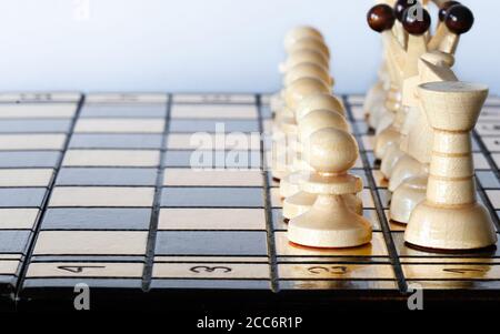 Pièces d'échecs blanches disposées sur le plateau d'échecs avant le début de jouabilité comme armée avant la guerre Banque D'Images