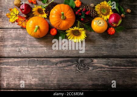 Joyeux Thanksgiving arrière-plan. Citrouilles, tournesol, pommes et feuilles mortes. Plan d'étapage avec vue de dessus. Copier l'espace. Banque D'Images