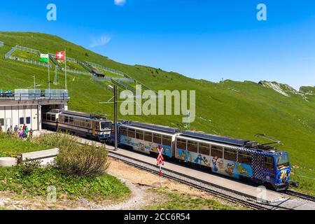 Montreux, Suisse - 16 juillet 2016 - touristes prenant le train à crémaillère jusqu'au sommet des rochers-de-Naye, un lieu de visite célèbre près de Montreux Wit Banque D'Images