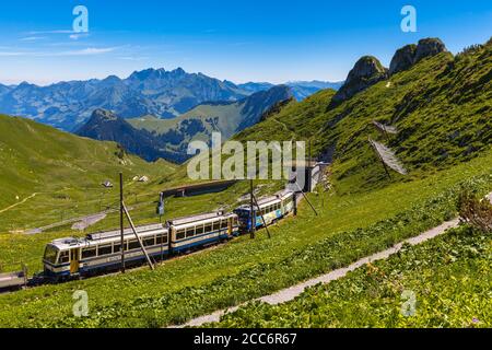 Montreux, Suisse - 16 juillet 2016 - touristes prenant le train à crémaillère jusqu'au sommet des rochers-de-Naye, un lieu de visite célèbre près de Montreux Wit Banque D'Images