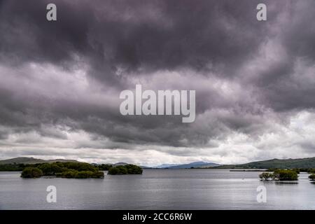 Nuages orageux au-dessus de Llyn Trawsfynydd, pays de Galles Banque D'Images