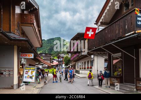 Murren, Suisse - 30 juillet 2016 - touristes visitant le petit village de Murren près d'Interlaken, une célèbre place touristique sur l'Oberland bernois, en Suisse Banque D'Images