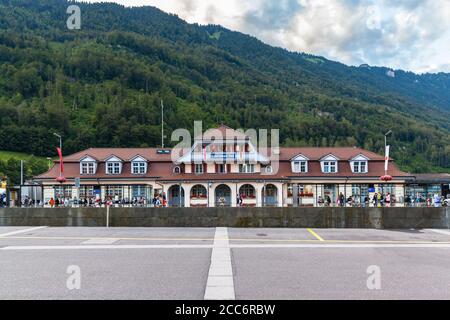 Interlaken, Suisse - 30 juillet 2016 - Gare et place d'Interlaken Ost (est), la principale porte d'accès aux montagnes et aux lacs Banque D'Images