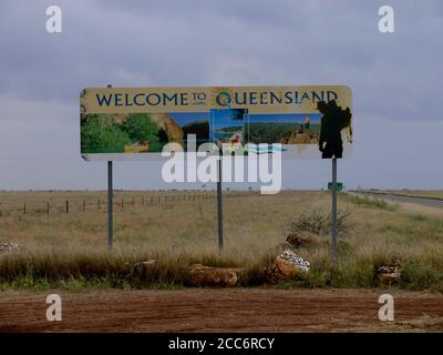 AUSTRALIE, BARKLY HIGHWAY, FRONTIÈRE TERRITOIRE DU NORD / QUEENSLAND, 17 MAI 2010 : panneau de bienvenue dans le Queensland Banque D'Images