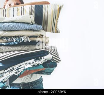 Femme prend les mains grand velours textile pour le repassage Banque D'Images