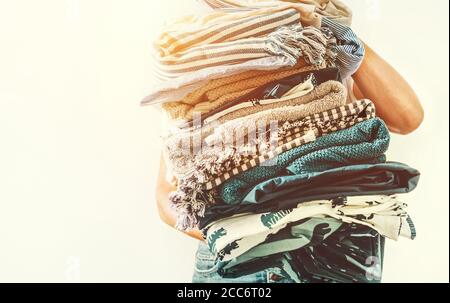Femme prend dans les mains grande pile bleu et beige linge Banque D'Images