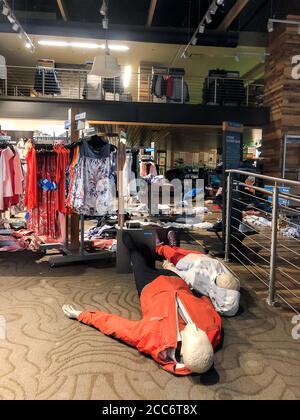 Seattle, États-Unis 30 mai 2020: Tôt dans la soirée le Columbia Sportswear pillé à Westlake. Banque D'Images