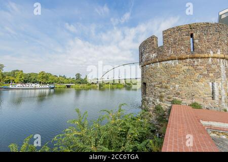 La tour de guet médiévale faisait partie du mur de la ville de Wyck Sur la rive de la rivière Maas (Meuse) avec le Pont haut (Hoge Brug) et un navire ancré à t Banque D'Images