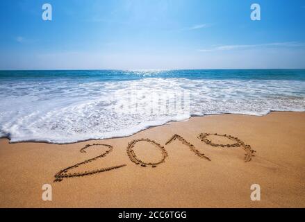Bonne année 2019 est à venir concept de l'océan tropical sablonneux concept de lettrage de plage image et Banque D'Images
