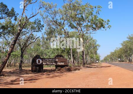 AUSTRALIE, TERRITOIRE DU NORD, ENTRÉE DU PARC NATIONAL DE LITCHFIELD, 29 AOÛT 2016 : le signe du parc national de Litchfield Banque D'Images