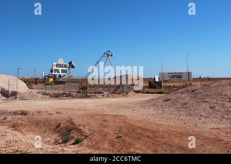 AUSTRALIE, AUSTRALIE MÉRIDIONALE, COOBER PEDY, STUART HIGHWAY, 11 AOÛT 2016 : exploitation de la mine Opal à Coober Pedy, Australie Banque D'Images