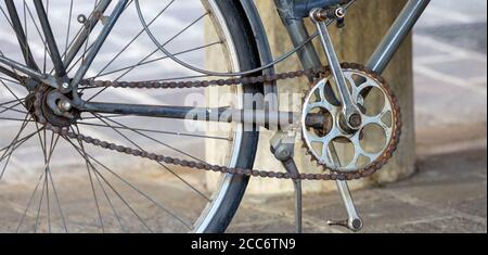 détail de vieux vélo ruiné, avec chaîne rouillée Banque D'Images