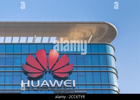 Dongguan, Chine - 9 décembre 2017 - logo de Huawei sur le bâtiment principal de la base de Huawei dans le district du lac Songshan de la ville de Dongguan, province de Guangdong Banque D'Images