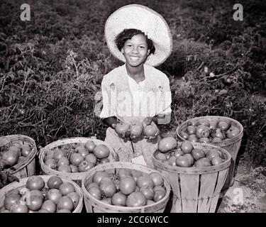 JEUNE ADOLESCENTE AFRO-AMÉRICAINE SOURIANTE DES ANNÉES 1930 TRAVAILLANT À LA LÉGUME DE BORD DE ROUTE FERME DE CAMIONS OFFRANT DES PANIERS DE VENTE DE TOMATES - F1630 HAR001 HARS STYLE DE VIE FEMMES VENTE AU DÉTAIL RURAL SANTÉ MAISON VIE COPIE ESPACE PERSONNES S'OCCUPANT DE L'AGRICULTURE ADOLESCENTE FILLE CONFIANCE AGRICULTURE B&W CONTACT VISUEL OBJECTIFS SUCCÈS TENTATION VENDRE BONHEUR BIEN-ÊTRE GAI SERVICE CLIENT AFRO-AMÉRICAINS LES AGRICULTEURS DE CHOIX AFRO-AMÉRICAINS SONT LES NOIRS DE L'ETHNIE À LA FIERTÉ DES PROFESSIONS D'OPPORTUNITÉ SOURIRES CONCEPTUELS JOYEUX TOMATES ADOLESCENTS PANIERS JEUNES OFFRANT NOIR DE BORD DE ROUTE ET HAR001 BLANC À L'ANCIENNE AFRO-AMÉRICAINS Banque D'Images