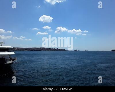 ciel bleu, mer et nuages. Mer de Marmara, Istanbul, Turquie. Banque D'Images