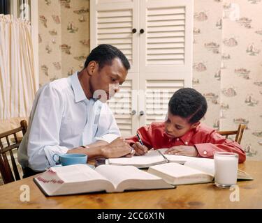 PÈRE AFRO-AMÉRICAIN DES ANNÉES 1970 AIDANT SON FILS À FAIRE SES DEVOIRS À TABLE DE CUISINE HOMME GARÇON ÉTUDIANT TRAVAIL SCOLAIRE - KJ5659 PHT001 HARS OCCUPÉ AVENIR NOSTALGIE MAISON VIEILLE MODE COMMUNICATION JUVÉNILE TRAVAIL D'ÉQUIPE INFORMATION SNACK FILS STYLE DE VIE SATISFACTION PARENTALITÉ RELATION GROGNUP MAISON VIE COPIE ESPACE PERSONNES ENFANTS AMITIÉ DEMI-PERSONNES ADULTES HOMMES AMÉRICAINS PÈRES ALIMENTS SNACK ALIMENTS PARENTÉ PARENT UNIQUE PARENT ET ENFANT BUTS COLLATIONS SIMPLES PARENTS PARENTS ET ENFANTS LA MINORITÉ PATERNITÉ NOURRIT DES COLLATIONS AFRO-AMÉRICAINES LA DIVERSITÉ ETHNIQUE DES CONNAISSANCES AFRO-AMÉRICAINES ET DADS Banque D'Images