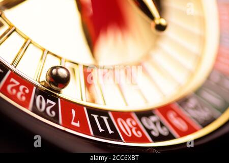 DÉTAILS DE GROS PLAN DES ANNÉES 1990 DE LA ROULETTE DE CASINO BOULE D'ARGENT SUR 20 NOIR - KS36663 JAC003 HARS PARI PERDANT SYMBOLIQUE 20 JEU DE HASARD DE SPIN À L'ANCIENNE Banque D'Images