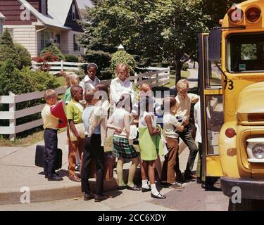 ANNÉES 1960, ANNÉES 1970 GROUPE D'ENFANTS D'ÉCOLE ETHNIQUEMENT DIVERS GARÇONS ET LES FILLES QUI SE TROUVENT DANS UN AUTOBUS SCOLAIRE DANS UN QUARTIER DE BANLIEUE - KS5974 HAR001 HARS HOMMES CONFIANCE TRANSPORT LIBERTÉ ÉCOLES GRADE VÉHICULE AUTOMOBILE DE QUARTIER AFRO-AMÉRICAINS AFRO-AMÉRICAINS ET PROGRÈS DE LA CONNAISSANCE DE L'ETHNIE NOIRE POSSIBILITÉ INTÉGRÉE CONNEXION PRIMAIRE ÉLÉGANT BUS DIVERS COOPÉRATION DE NIVEAU ETHNIQUE CROISSANCE SCOLAIRE JEUNES AVANT L'ADOLESCENCE AVANT LA JEUNE FILLE TOGETHERNESS TRANSIT CAUCASIAN ETHNICITÉ HAR001 VÉHICULES AUTOMOBILES AFRO-AMÉRICAINS À L'ANCIENNE Banque D'Images