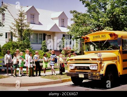 ANNÉES 1960, GROUPE DES ANNÉES 1970 D'ENFANTS ETHNIQUEMENT DIVERS GARÇONS FILLES OBTIENT EN BUS SCOLAIRE DANS LE QUARTIER DE BANLIEUE - KS5975 HAR001 HARS LES HOMMES PLEINE LONGUEUR CONFIONT LA LIBERTÉ DE TRANSPORT ÉCOLES CLASSE VOITURE DE QUARTIER LES AFRO-AMÉRICAINS LES AFRO-AMÉRICAINS ET LES PROGRÈS DE LA CONNAISSANCE L'ETHNICITÉ NOIRE INTÉGRÉ OCCASION PRIMAIRE CONNEXION ÉLÉGANT DIVERS BUS DIVERS COOPÉRATION ETHNIQUEMENT GRADE DE LA CROISSANCE SCOLAIRE JEUNES AVANT L'ADOLESCENCE AVANT LA JEUNE FILLE TOGETHERNESS TRANSIT CAUCASIEN ETHNICITÉ HAR001 MOTEUR VÉHICULES AFRO-AMÉRICAINS À L'ANCIENNE Banque D'Images