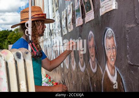 Roseville, Michigan, États-Unis. 19 août 2020. Ed Stross peint sur le mur de son studio d'art les images de 13 nonnes catholiques killled par la pandémie du coronavirus. Les religieuses étaient membres d'un couvent des Soeurs Felician à Livonia, Michigan. 17 autres membres du couvent ont été malades par le virus. Crédit : Jim West/Alay Live News Banque D'Images