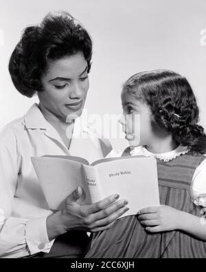 ANNÉES 1960, UNE FEMME AFRO-AMÉRICAINE MÈRE PARENTING LA BIBLE AVEC ATTENTIF FILLE JEUNE FILLE - N1014 HAR001 HARS 1 VISAGE JUVÉNILE COMMUNICATION TRAVAIL D'ÉQUIPE FAMILLES STYLE DE VIE RELIGION FEMMES STUDIO SHOT VIE À LA MAISON ESPACE COPIE DEMI-LONGUEUR FEMMES FILLES PERSONNES INSPIRATION BIENVEILLANTE SÉRÉNITÉ CHRÉTIENNE EXPRESSIONS DE LA SPIRITUALITÉ LES BUTS DE B&W SE DEMANDENT BONHEUR FORCE RELIGIEUSE AFRO-AMÉRICAINS AFRO-AMÉRICAINS CHRISTIANISME PUISSANT NOIR FIERTÉ ETHNIQUE ÉLÉGANT FOI FIDÈLE CROISSANCE JUVÉNILES FEMME MI-ADULTE MOYENNE-ADULTE MAMAN SPIRITUELLE CROYANCE DE L'ENSEMBLE NOIR ET BLANC HAR001 INSPIRATION Banque D'Images