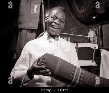 ANNÉES 1930 HOMME AFRO-AMÉRICAIN SOURIANT PULLMAN PORTER SUR LE CHEMIN DE FER PASSAGER TRAIN DE NUIT EN VOITURE REGARDANT LA CAMÉRA - N358 HAR001 HARS CARRIÈRE CHEMIN DE FER HEUREUX JOIE STYLE DE VIE SATISFACTION EMPLOIS STUDIO SHOT SANTÉ PASSAGER ESPACE COPIE DEMI-LONGUEUR PERSONNES HOMMES PROFESSION CONFIANCE EXPRESSIONS DE TRANSPORT B&W CONTACT VISUEL COMPÉTENCE PROFESSION BONHEUR COMPÉTENCES GAI SERVICE À LA CLIENTÈLE AFRO-AMÉRICAINS AFRO-AMÉRICAINS CARRIÈRES BAS ANGLE NOIR ORIGINE ETHNIQUE FIERTÉ SUR LES OCCUPATIONS SOURIT CONNEXION CONCEPTUEL AMICAL JOYEUX STYLE DE SOUTIEN COOPÉRATION ADULTE MOYEN DE TAILLE ADULTE ADULTE MOYEN PORTER Banque D'Images