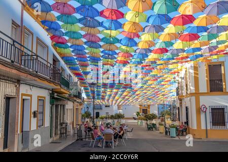 Huelva, Espagne - 15 août 2020; les gens en terrasse de bar avec la rue avec des parasols dans le ciel dans le village de San Bartolomé de la torre. Décoration d'été Banque D'Images