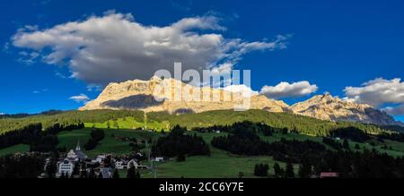 Face Ouest du Sasso di Santa Croce dans l'est de dolomites, donnant sur la vallée de Badia, la paroi verticale de 900 mètres , le Tyrol du Sud, Italie Banque D'Images