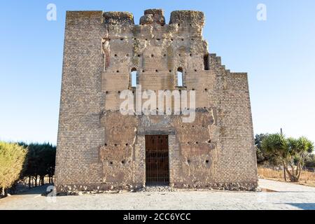 La tour de guet de San Bartolomé de la Torre est située sur un sol élevé, dominant une position stratégique, il pourrait être utilisé comme tour de guet pour les marchandises f Banque D'Images