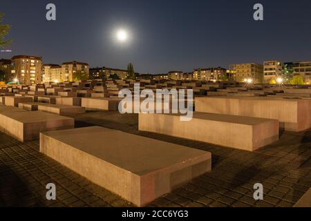 Berlin, Allemagne - 19 avril 2019 - vue de nuit des stèles de béton du Mémorial des Juifs d'Europe assassinés (Mémorial de l'Holocauste), un mémorial i Banque D'Images