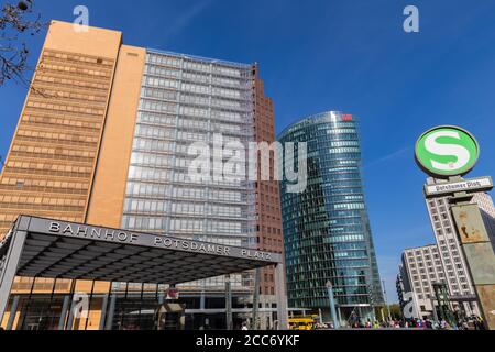 Berlin, Allemagne - 20 avril 2019 - vue sur la place Potsdamer Platz, un point de circulation important et un point touristique de Berlin, avec le bureau Banque D'Images