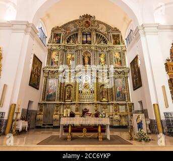 Huelva, Espagne - 17 août 2020 : autel principal de la paroisse notre-Dame du repos (Parroquia de Nuestra Senora del Reposo) à Valverde del Camino, Huelva pro Banque D'Images