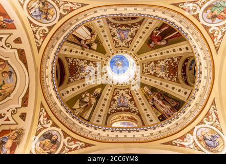 Huelva, Espagne - 17 août 2020 : dôme de la paroisse notre-Dame du repos (Parroquia de Nuestra Senora del Reposo) à Valverde del Camino, province de Huelva, Banque D'Images